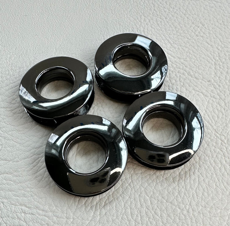 4 Reversible "force fit" grommets in Gunmetal